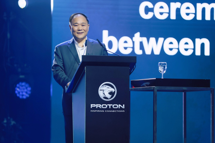 图为吉利控股集团董事长李书福在宝腾成立40周年庆暨X90上市仪式上发表讲话