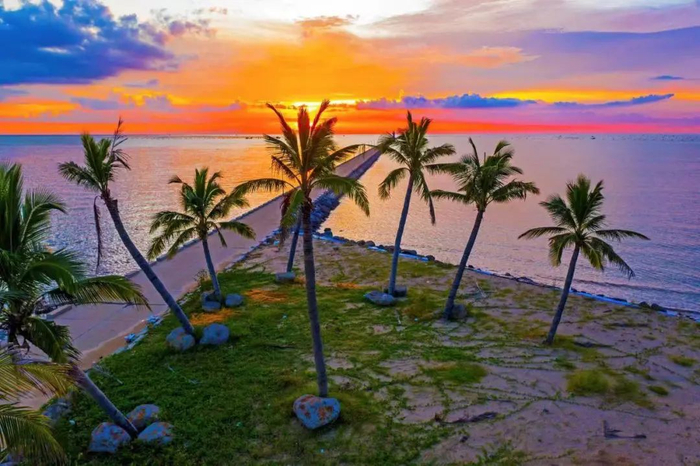 晚霞下的雷州天成台  郭龙碧 摄 