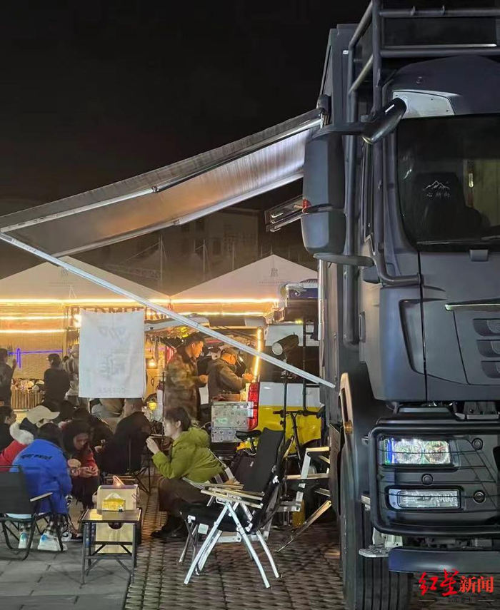 ▲李政的房车在拉萨夜市售卖咖啡