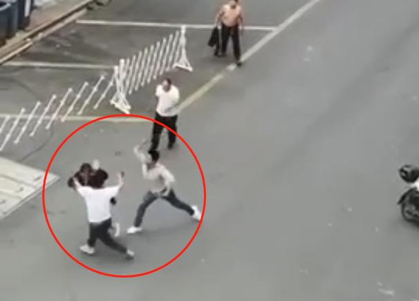 砍人者追赶受害人。　图/网络
