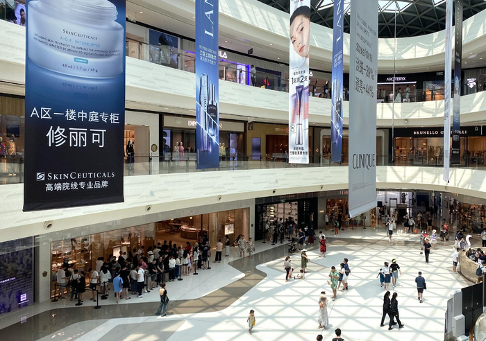 cdf三亚国际免税城，不少消费者在店铺门口排队等待进入。（时代周报 王晨婷/摄）