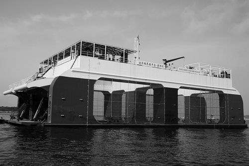 ▲我国首个半潜式波浪能养殖旅游平台“澎湖号”。