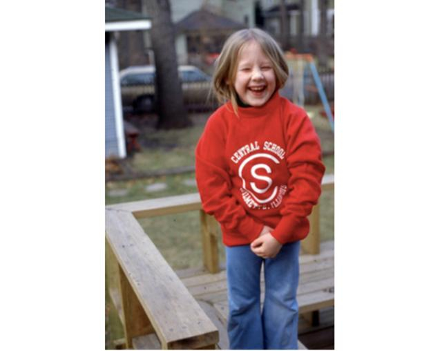 1979年，幼时的萨拉·鲁尔在家中的后院。（出版社供图）