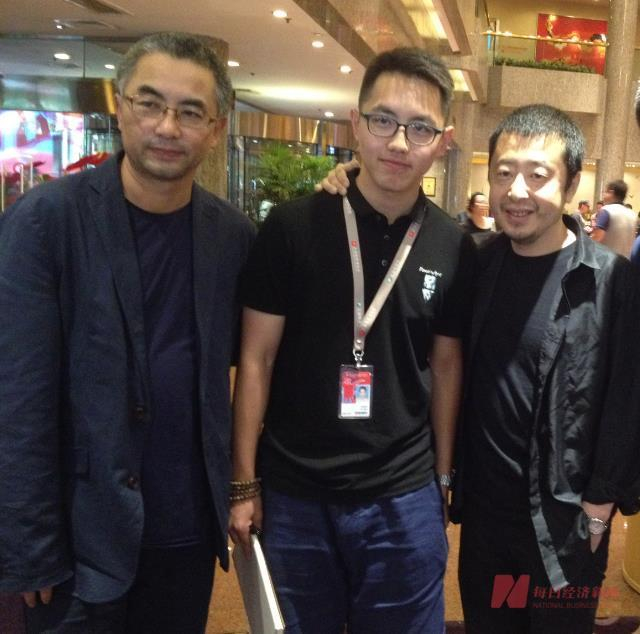 2016年6月万玛才旦与其儿子（中）和贾樟柯合影 图片来源：每经记者 摄