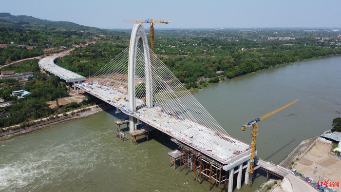 ▲淮州沱江特大桥施工现场