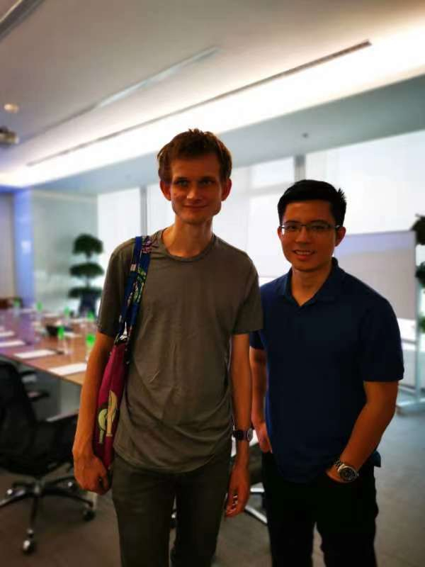 左为Vitalik，右为蔡弋戈