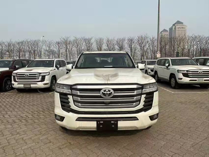 停放多时已积灰的兰德酷路泽 | 受访者供图