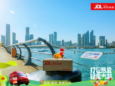 小哥定制手办与青岛地标建筑合影打卡