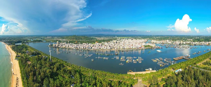 乌石渔港全貌  罗锦屏 摄