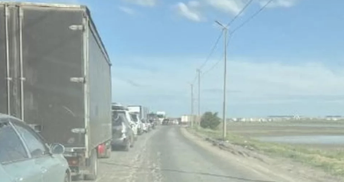 ↑扎波罗热核电站附近，撤离的居民驾驶汽车排起了长队