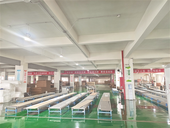 何经理带记者参观的“生产车间”