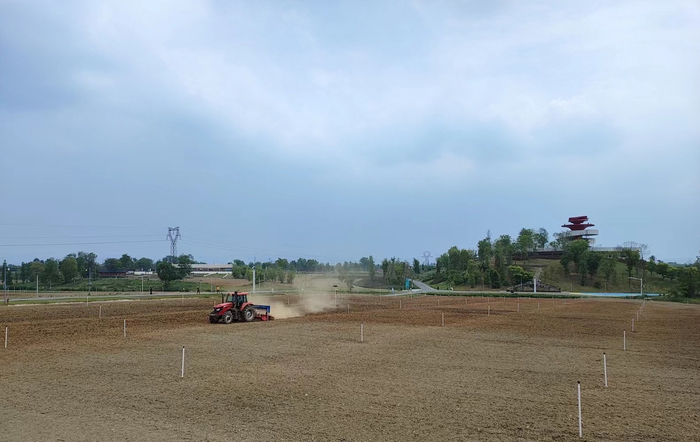 ▲青龙湖耕地项目正在播种