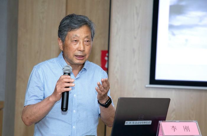 李刚作分享。