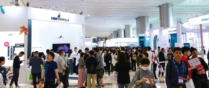 （百肤谜的新品发布，现场人潮涌动，数万人次前往参观、咨询）