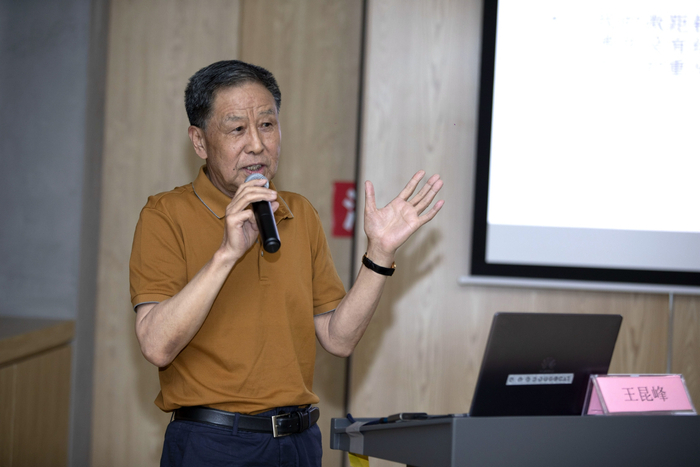 王昆峰作分享。