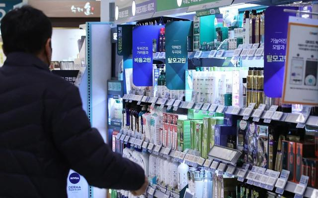 当地时间2022年1月7日，韩国一家大型超市的头皮及脱发护理区产品多样。图/视觉中国