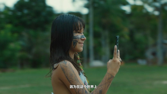 塔伊萨通过智能手机向外界介绍部落传统文化与生活方式