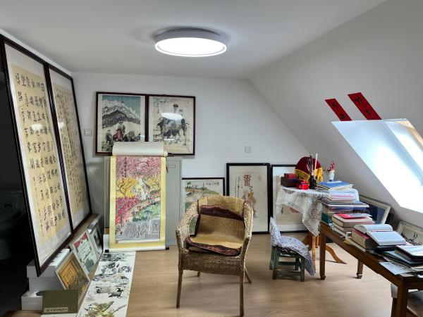 刘老的新居位于6楼，阁楼是他的画室。 吴越 摄