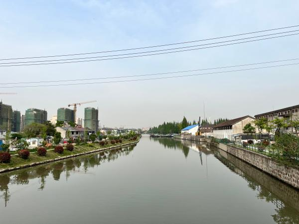 未来的荻泾边，还将建起配套综合体“顾村新天地”。 吴越 摄