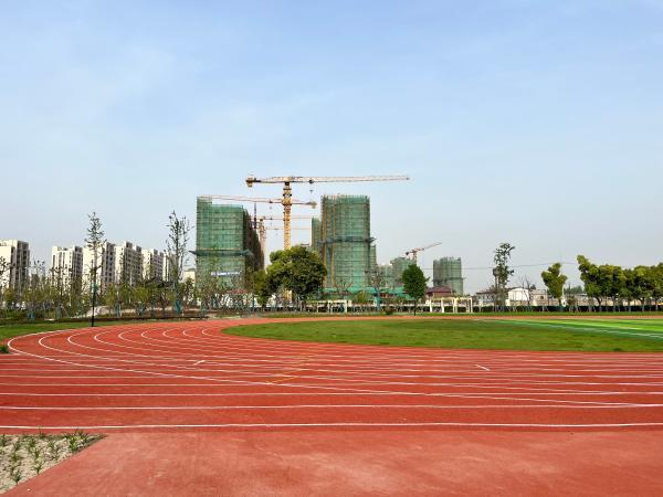 顾村中学新校区操场。 吴越 摄