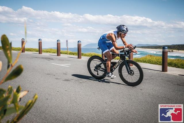 巴斯在大铁比赛中完成骑行任务。  受访者供图