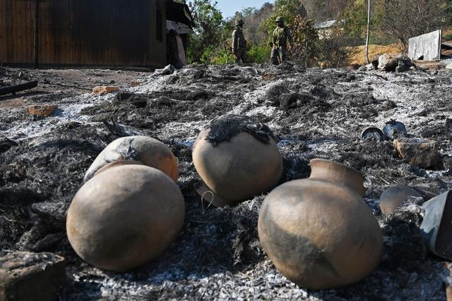 当地时间2023年5月8日，印度曼尼普尔邦发生部落冲突后，士兵正在检查遭暴徒纵火的房屋残骸。图/视觉中国