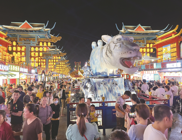     “南宁之夜”游人如织，热闹非凡    本版图片均为本报记者 宋延康 摄