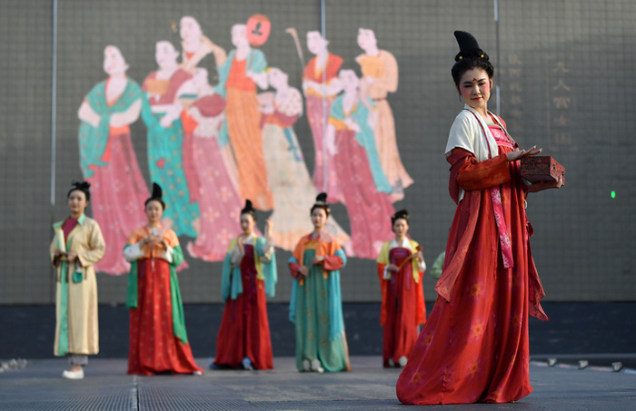 4月25日，西安大唐不夜城步行街举行华服走秀。新华社记者刘潇 摄