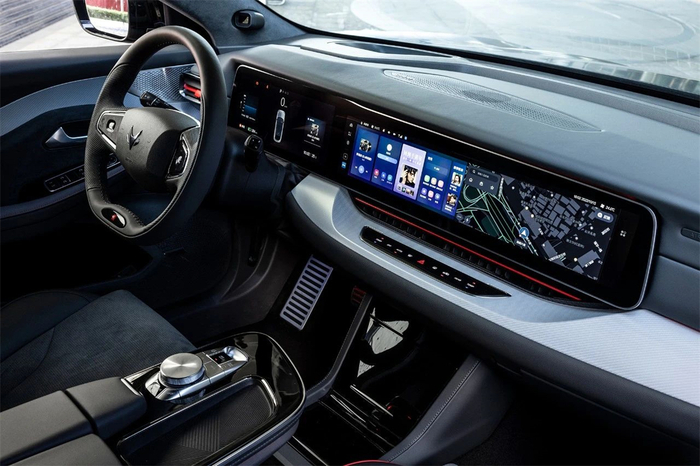 内饰风格也与外观一样，采取了简约风+科技感的设计