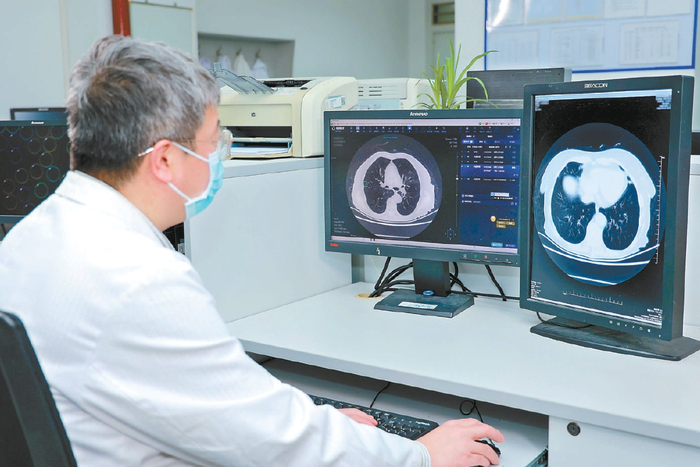 在北京市海淀医院，放射科医师正在使用推想医疗肺结节辅助筛查软件。企业供图