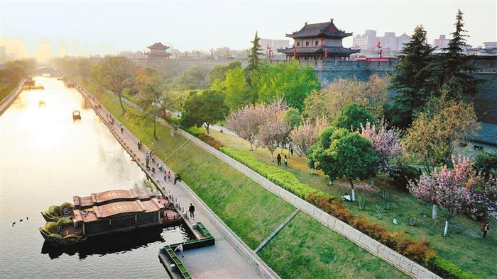 丰富的活动让西安城墙成为西安文旅产业的靓丽名片（4月1日摄，无人机照片）   新华社记者 刘潇 摄