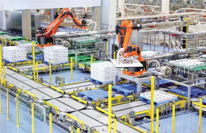 　伊利是工商银行内蒙古分行重点支持的本土制造业企业，图为伊利奶粉全球智造标杆基地包装车间。