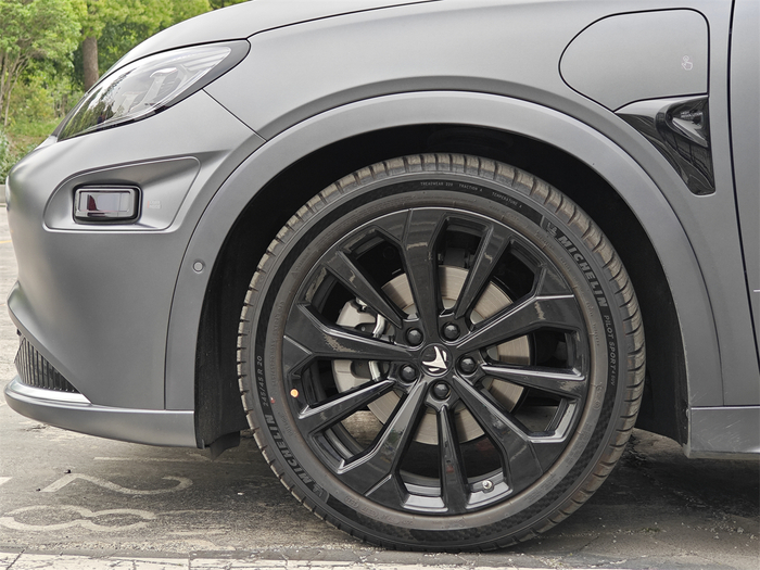 光这张左前车头局部图，你就能发现包括激光雷达、摄像头、毫米波雷达在内的多个传感器