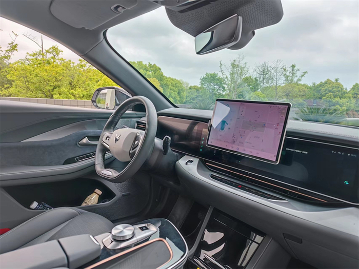 两年前体验过的极狐阿尔法S 华为HI版，智能辅助驾驶功能的显示和调试还需要外接屏幕