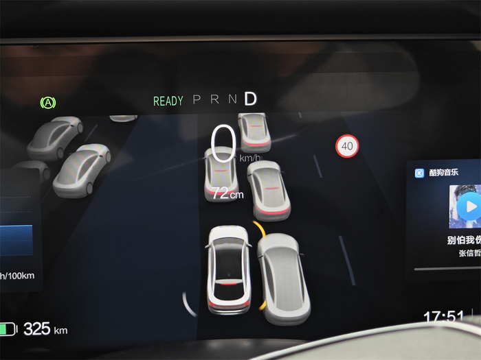 车身周围的传感器可以显示距离，对逼仄环境下的驾驶和停车有很大帮助