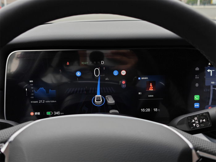 仪表盘上可以显示红绿灯倒计时，这个功能是通过前视摄像头实现的（因此当前面有大型车辆阻挡视线时无法启用）