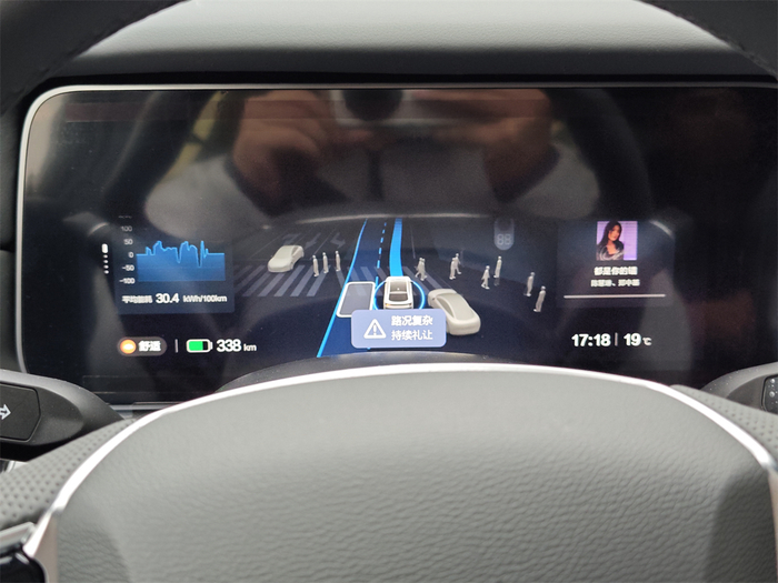 例如在面对这种行人较多的复杂路况时，极狐阿尔法S会倾向于更保守的持续礼让