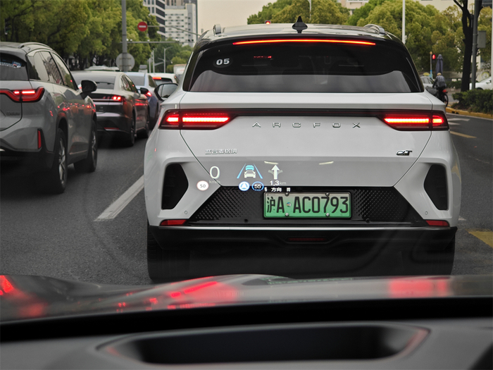 HUD的显示很清晰，提供的信息量相当齐全