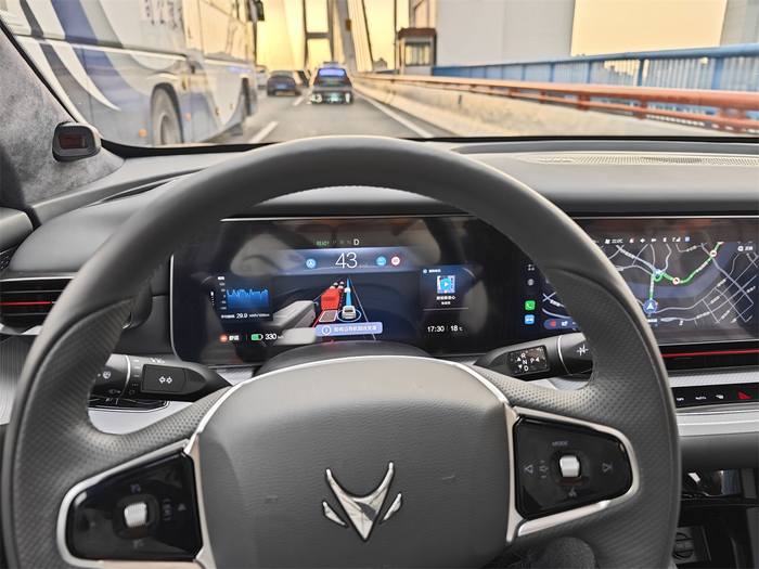 面对高架上过于密集的车流，NCA功能很难快速实现变道，如果赶时间还是需要驾驶员接管