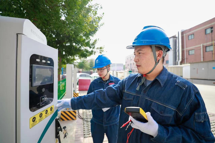 "五一"期间，国网济源供电公司工作人员检查充电设施