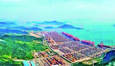     俯瞰宁波舟山港穿山港区。光明图片