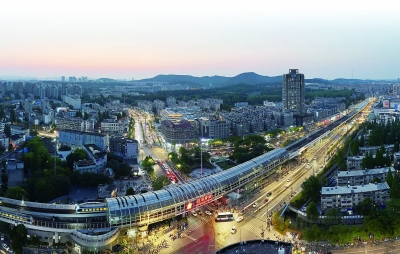  昨天傍晚，空中俯瞰和燕路迈皋桥。南京日报/紫金山新闻记者 徐琦 摄