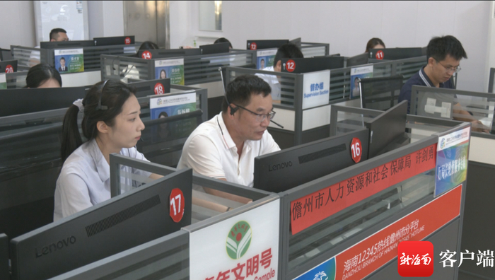 许剑勇在接听热线电话。受访者供图
