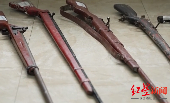 ↑民警从李某洪家中搜出的枪