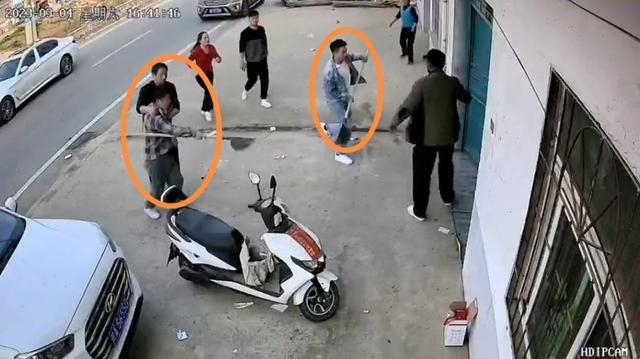 遭遇持刀上门殴打,安徽淮南一家人反击划伤对方后被拘_手机新浪网
