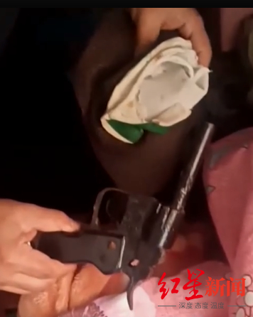 ↑民警从李某洪卧室中搜查出的左轮手枪