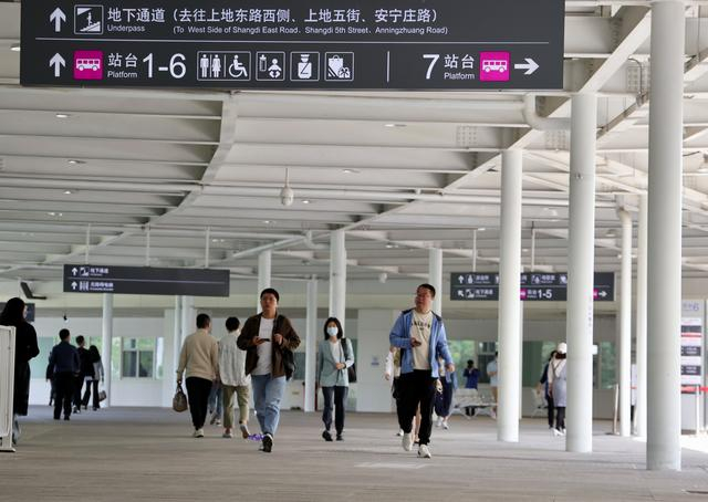 清河交通枢纽站，地铁乘客正在出站换乘。新京报记者 王贵彬 摄