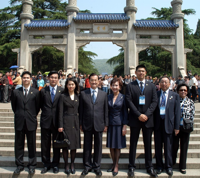 2005年，连战与家人在中山陵博爱坊前合影（资料照）