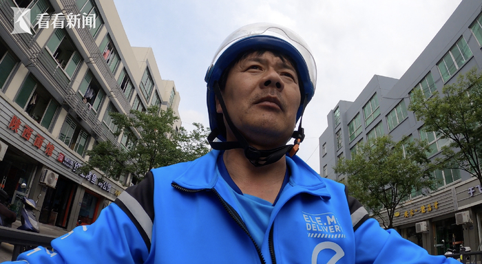 王计兵在送外卖路上