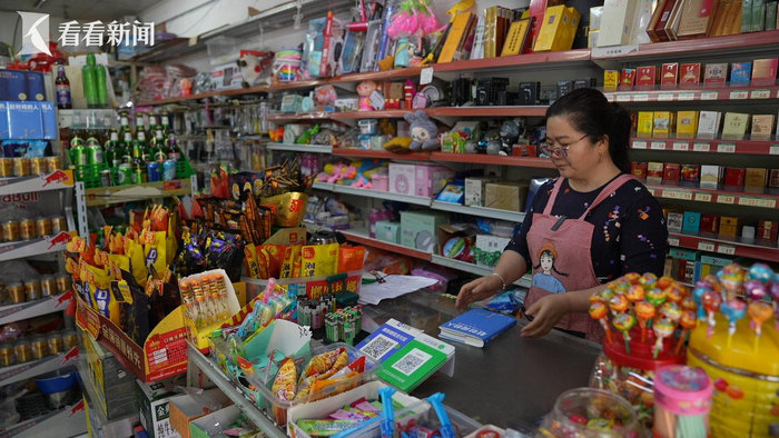 郭依云在照看杂货铺